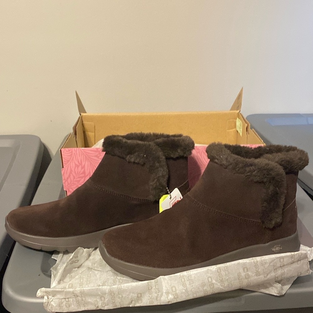 NEW-NEVER WORN-Skechers GoWalk Brown Fur-Lined Ankle Boots Sz. 9